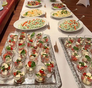 Buffet mit Beilagen und Salaten